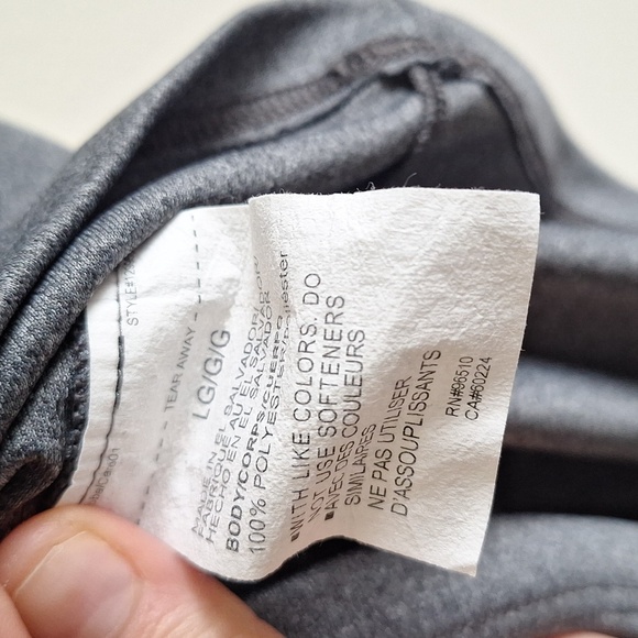 3/$20 Under Armour Women's Charcoal V-Neck Tee Size L - Picture 5 of 5